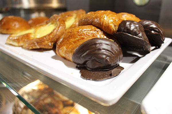 Schoko-Croissants und Puddingstückchen auf einer Theke.